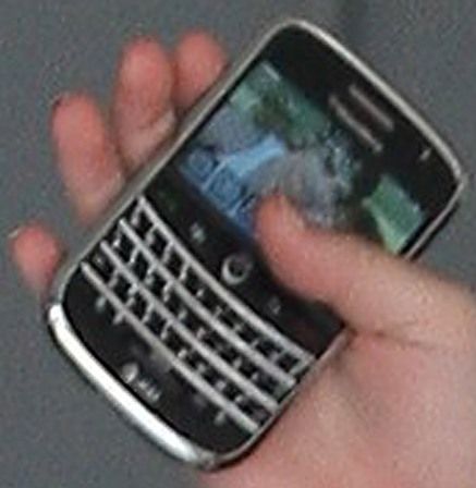miley-cyrus-justin-cell-phone2028829.jpg